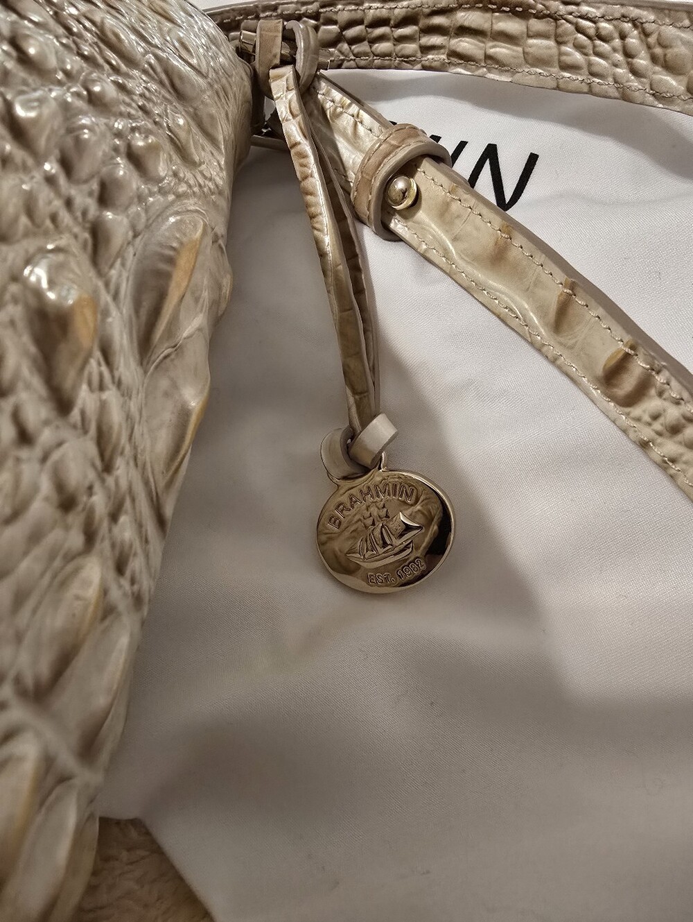 EUC Brahmin Cream Croc-Embossed Crossbody Shoulder Bag Cream With Gold Accents - Picture 5 of 8